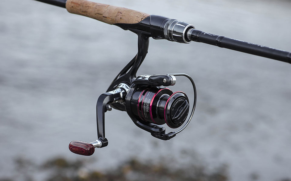 8KG Spinning Reel in black and red color, showcasing its CNC alloy spool and zinc alloy main gear, designed for high performance fishing.