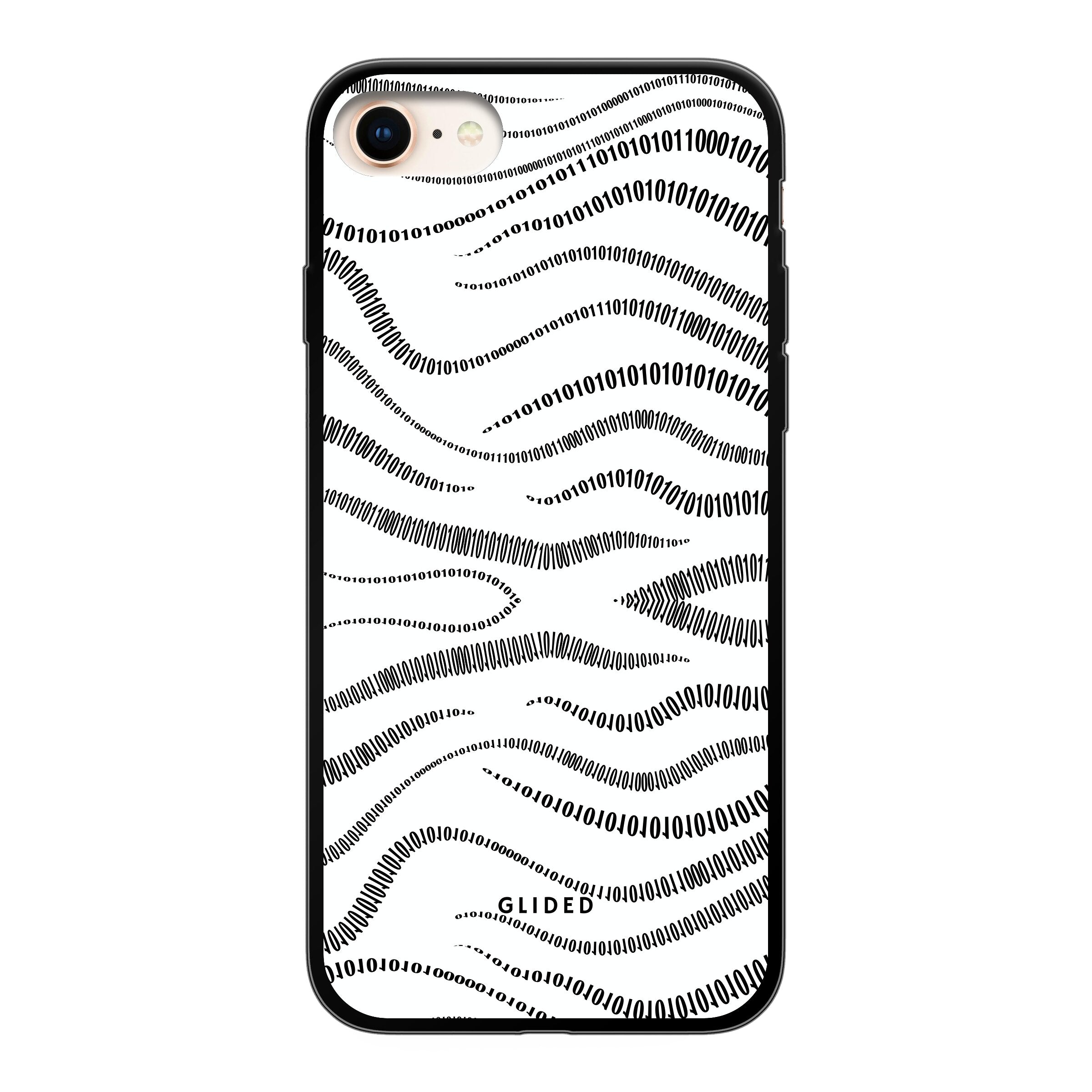 Die 'Binary Code' iPhone 7 Handyhülle zeigt ein minimalistisches Design mit Linien aus den Zahlen 0 und 1 auf einem weißen Hintergrund.