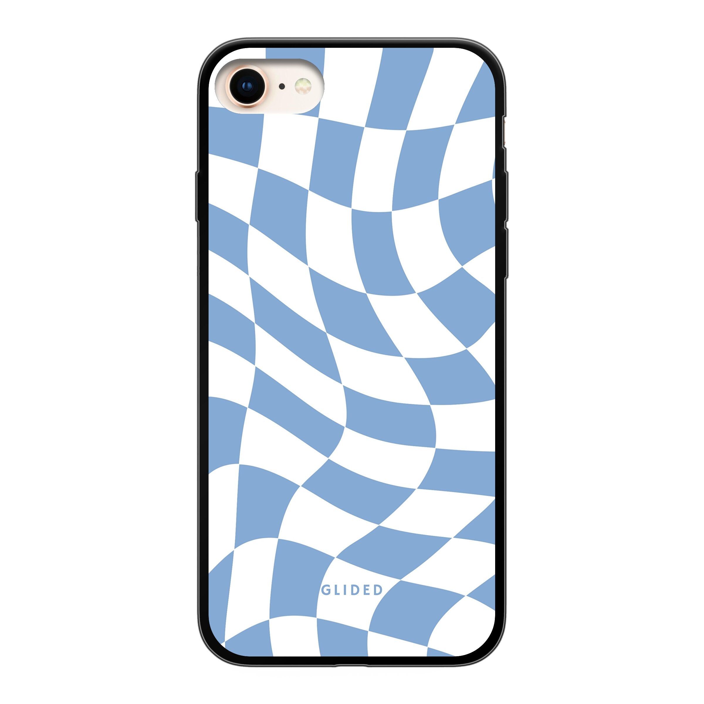 Elegante Blue Chess iPhone 7 Hülle mit Schachbrettmuster in verschiedenen Blautönen, idealer Schutz und stilvolles Design.