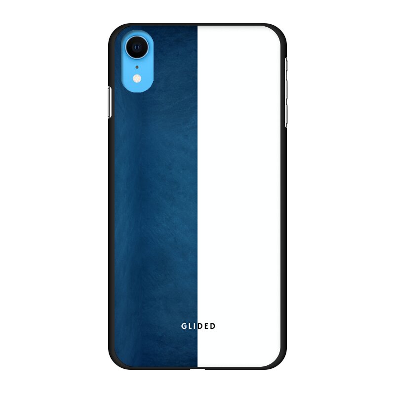 iPhone XR Handyhülle 'Contrast' in Blau und Weiß, bietet stilvollen Schutz und präzise Aussparungen.