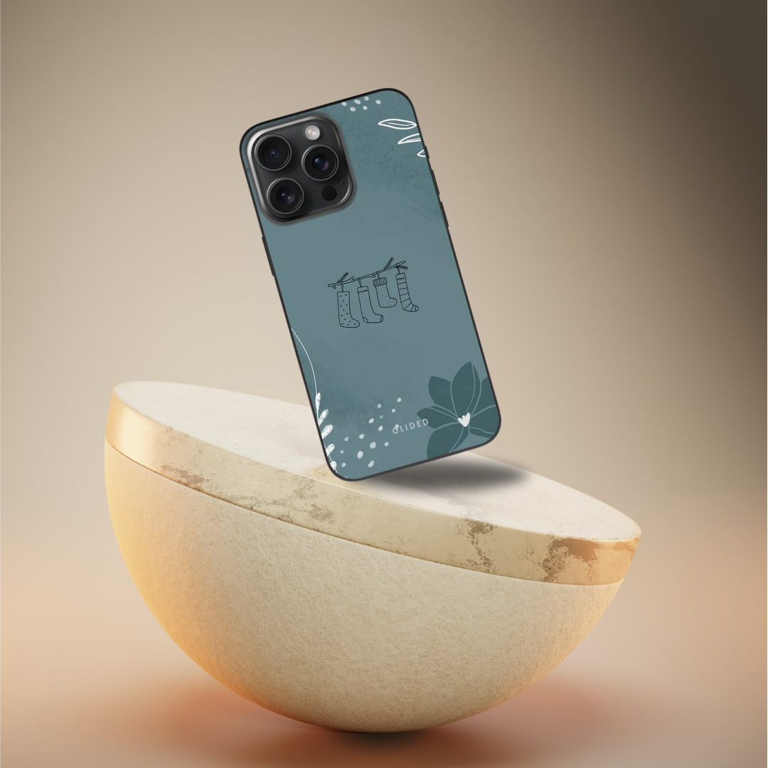 Cozy iPhone 12 Handyhülle mit niedlichen Weihnachtssocken auf festlichem Hintergrund, idealer Schutz und stilvolles Design.