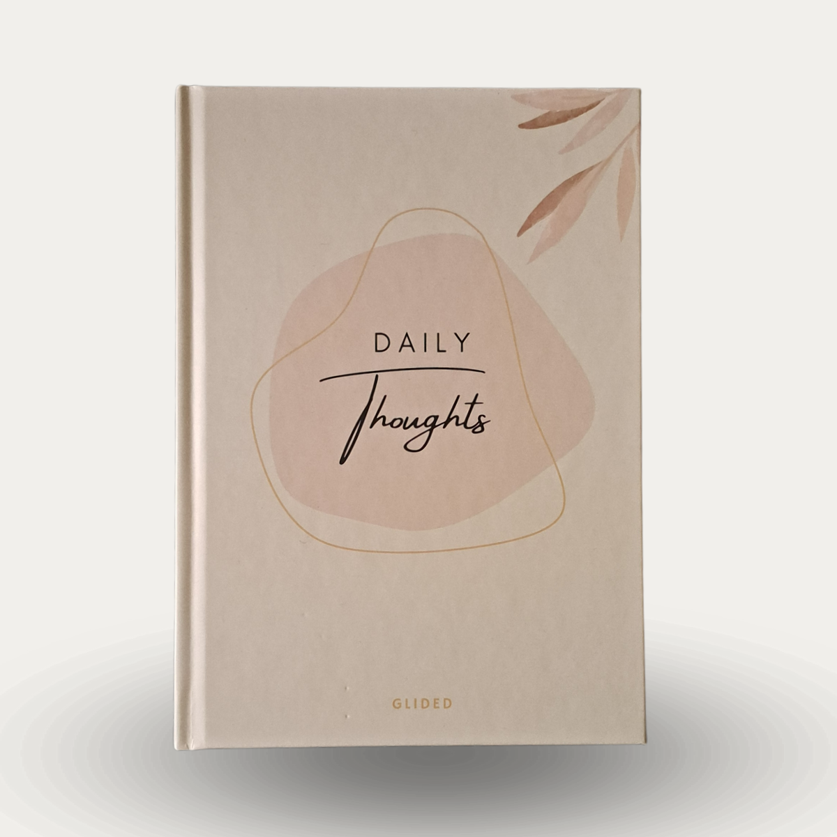 Daily Thoughts Journal von Glided in sanften Brauntönen, A5-Hardcover, ideal für tägliche Selbstreflexion und kreative Gedanken.