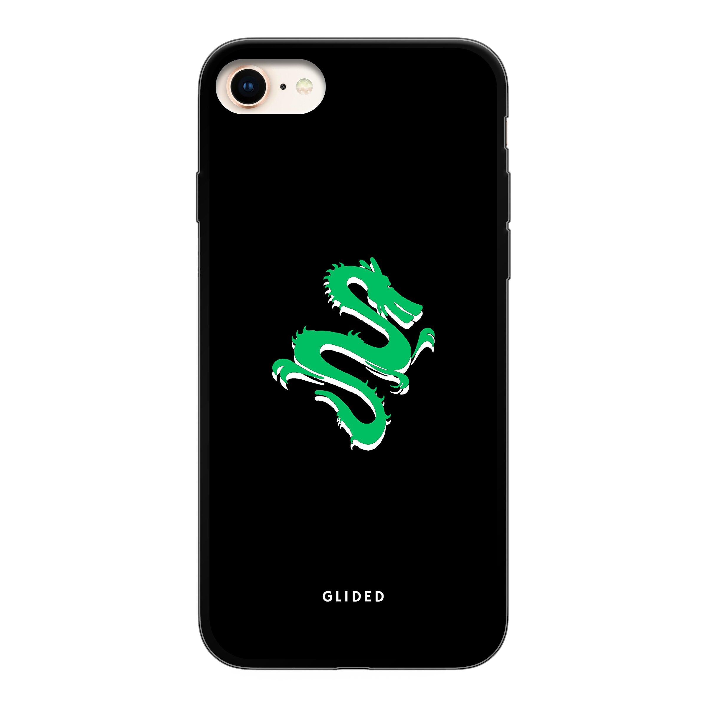 Die 'Emerald Dragon' iPhone 7 Handyhülle mit majestätischem grünem Drachen-Design, idealer Schutz und stilvolles Accessoire.