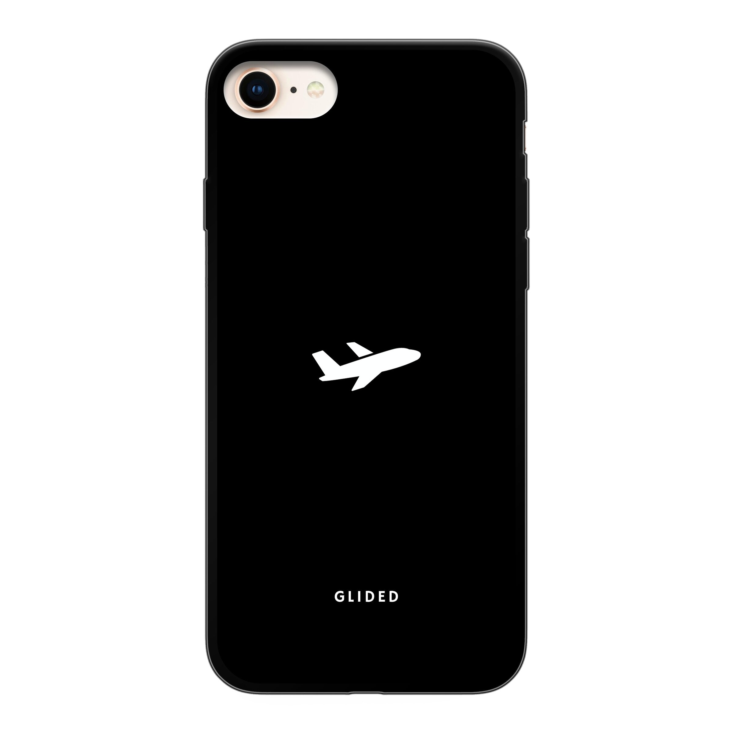 Die 'Fly Away' iPhone 7 Handyhülle mit einem detailreichen Flugzeugdesign auf einem schwarzen Hintergrund, ideal für Reisefans.