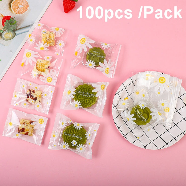 100pcs pack of 5.5x8.5cm cookie packaging bags featuring a charming daisy pattern, ideal for snacks.