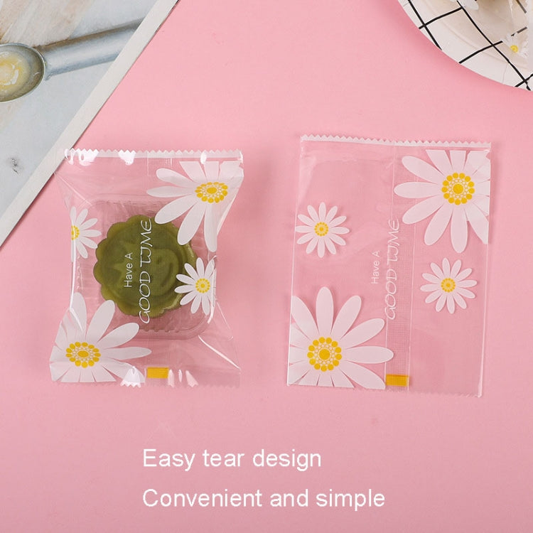 100pcs pack of 5.5x8.5cm cookie packaging bags featuring a charming daisy pattern, ideal for snacks.