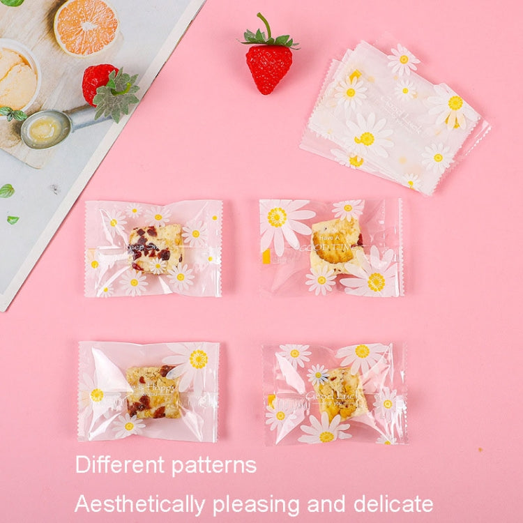 100pcs pack of 5.5x8.5cm cookie packaging bags featuring a charming daisy pattern, ideal for snacks.