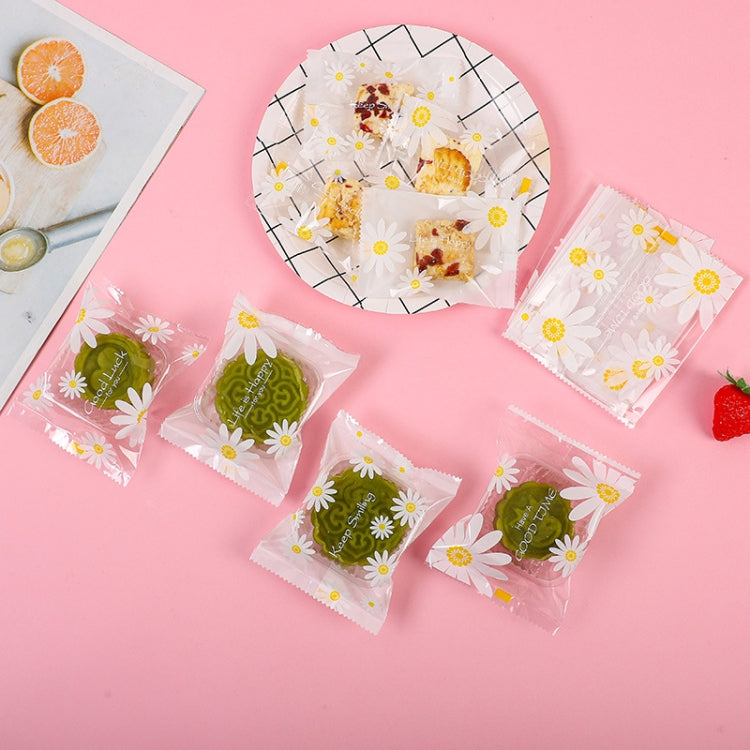 100pcs pack of 5.5x8.5cm cookie packaging bags featuring a charming daisy pattern, ideal for snacks.