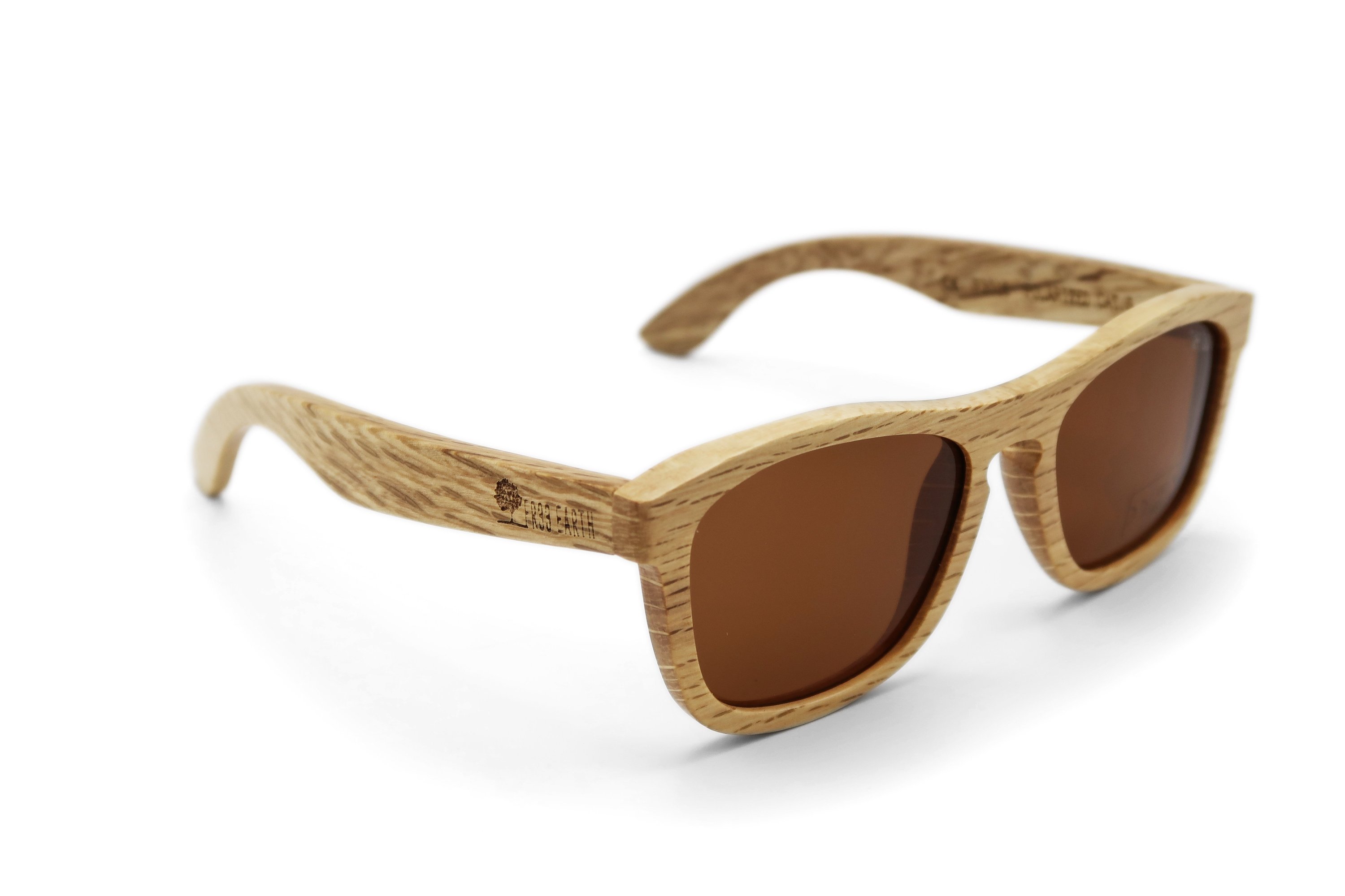 Classic Brown Lens sunglasses with bamboo frame and polarized lenses, elegantly displayed in a wooden box with microfiber accessories.