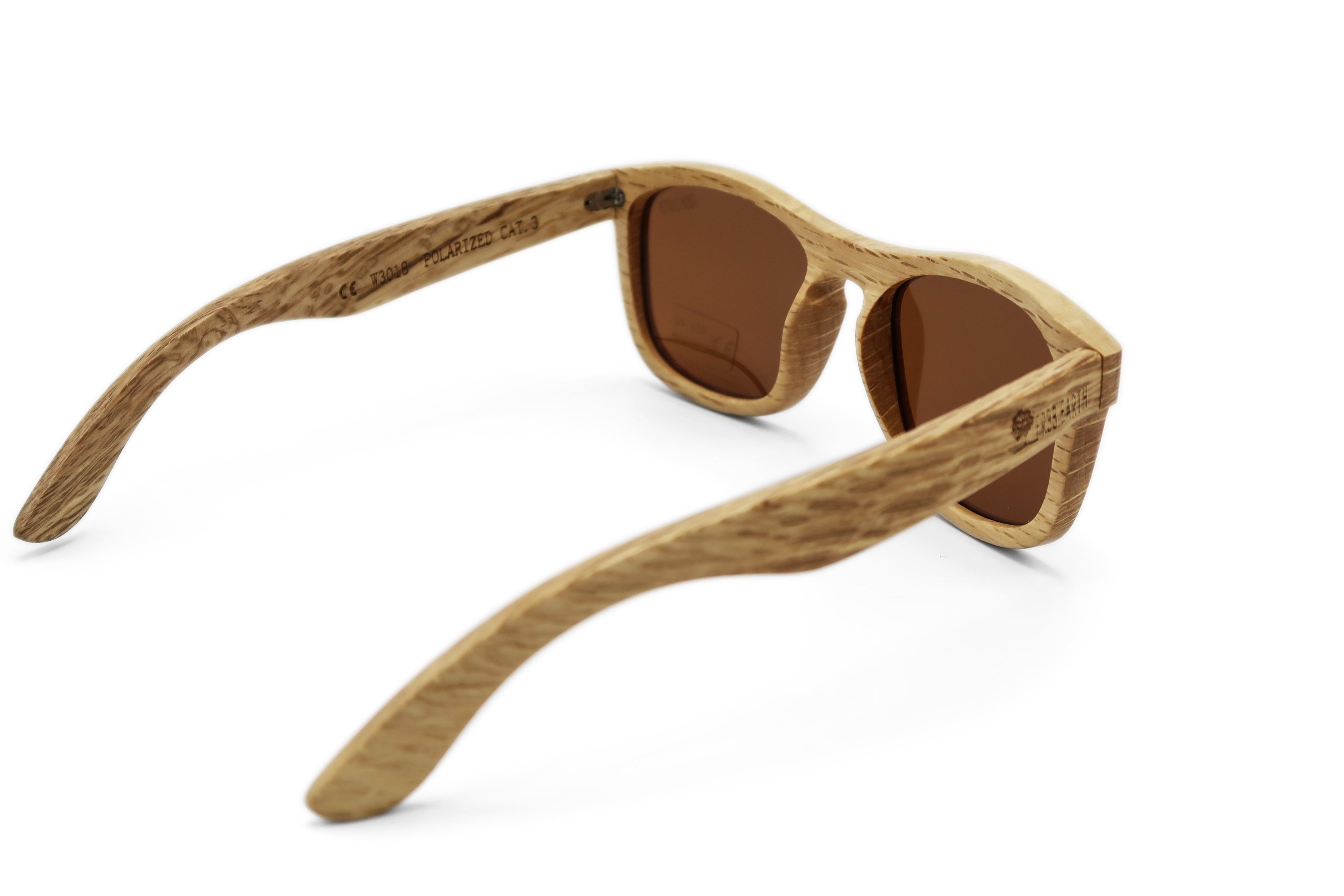 Classic Brown Lens sunglasses with bamboo frame and polarized lenses, elegantly displayed in a wooden box with microfiber accessories.