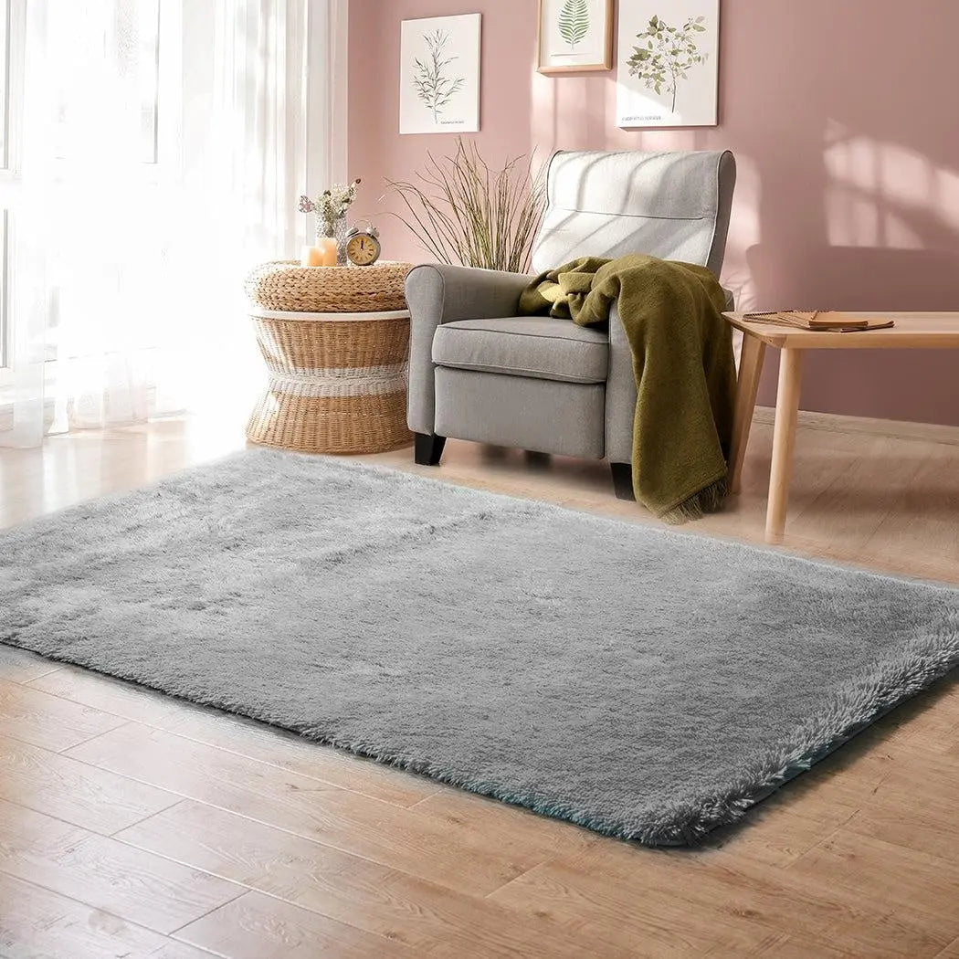 Large shaggy floor rug in grey color with a plush 35mm high pile, perfect for bedroom or living room decor.