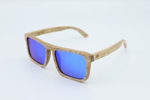 Lizards wood sunglasses featuring grey polarized lenses and black wood frames, presented in an eco-friendly wooden box with accessories.