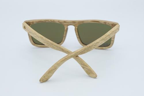 Lizards wood sunglasses featuring grey polarized lenses and black wood frames, presented in an eco-friendly wooden box with accessories.