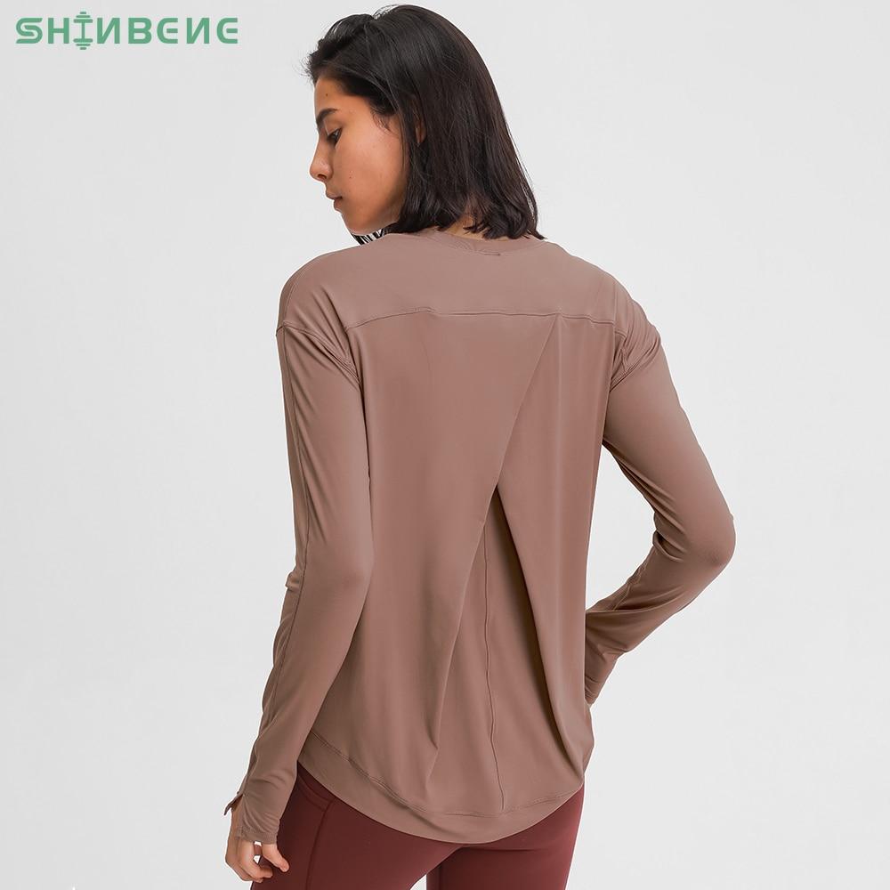 A lightweight long sleeve workout shirt for women, featuring a loose fit and thumb holes, ideal for yoga and fitness activities.