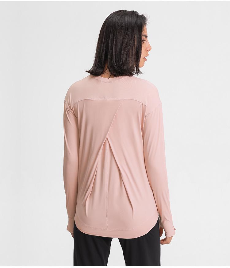 A lightweight long sleeve workout shirt for women, featuring a loose fit and thumb holes, ideal for yoga and fitness activities.