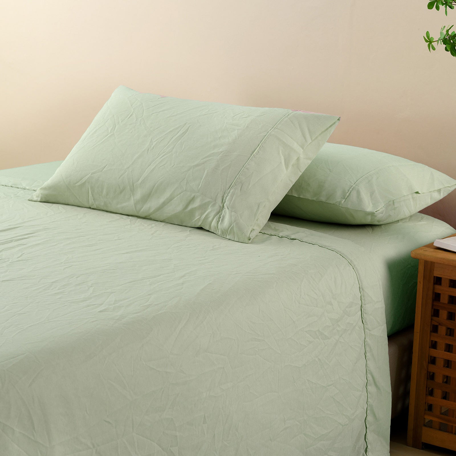 Royal Comfort Flax Linen Blend Sheet Set featuring a neutral solid design, showcasing a flat sheet, fitted sheet, and pillowcases.