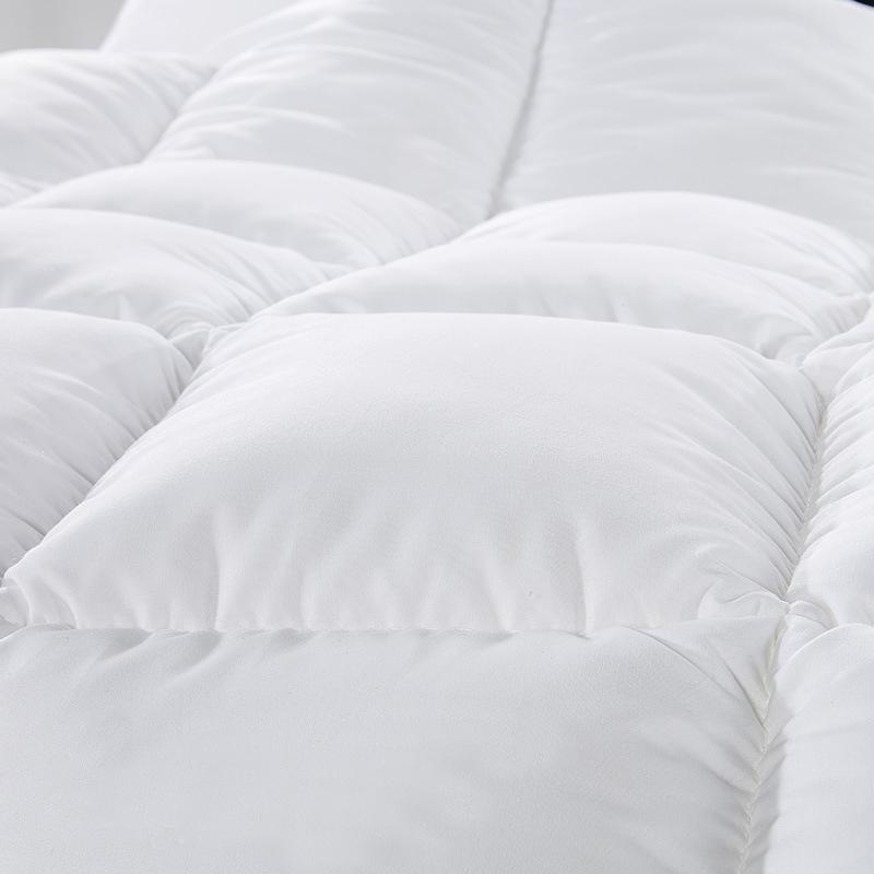 Royal Comfort Quilt featuring 50% duck down and 50% duck feather, encased in a soft 233TC cotton cover, showcasing its luxurious design and baffle box construction.