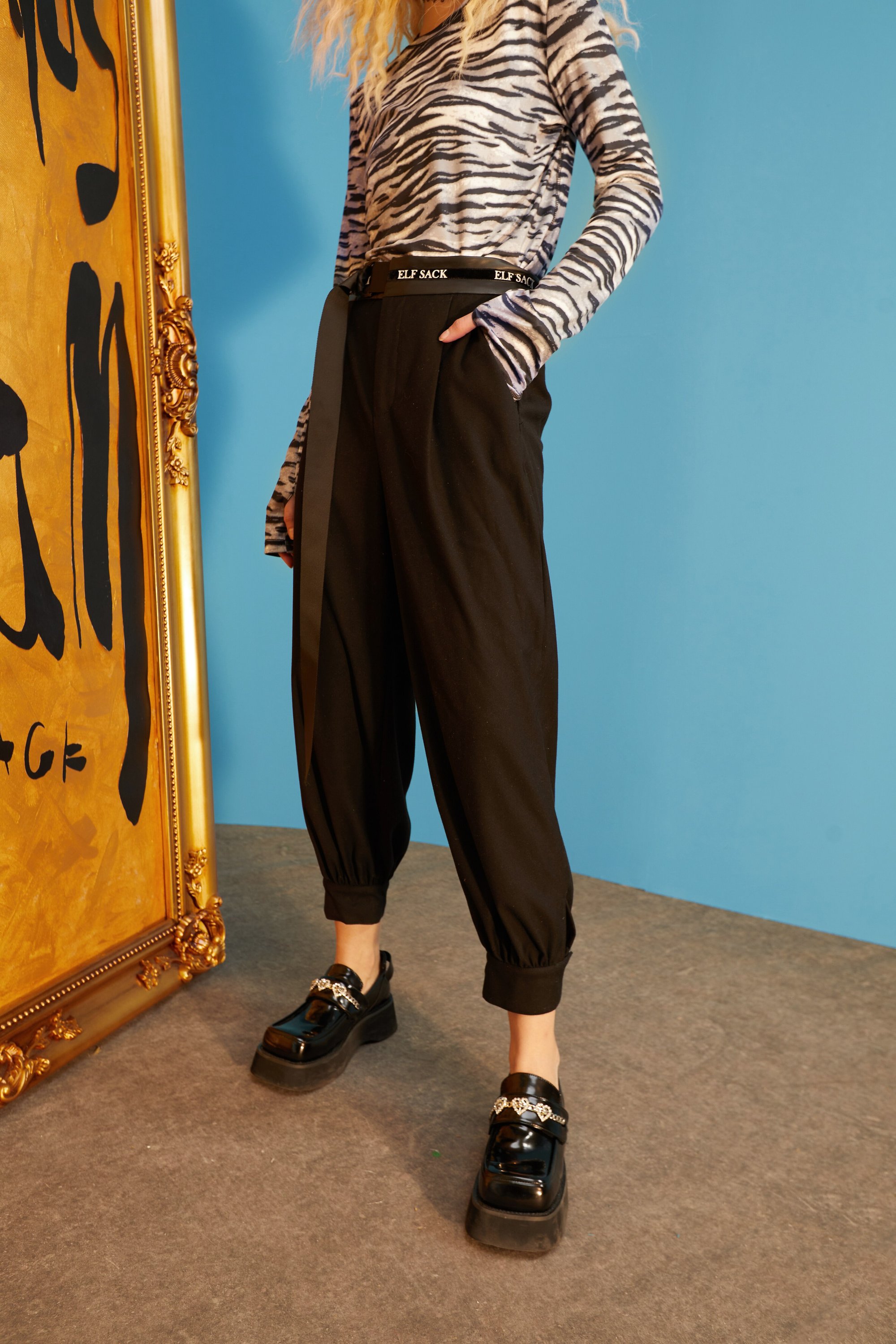 Solid black harem trousers for women, featuring a high waist and elastic closure, perfect for casual wear in spring and autumn.