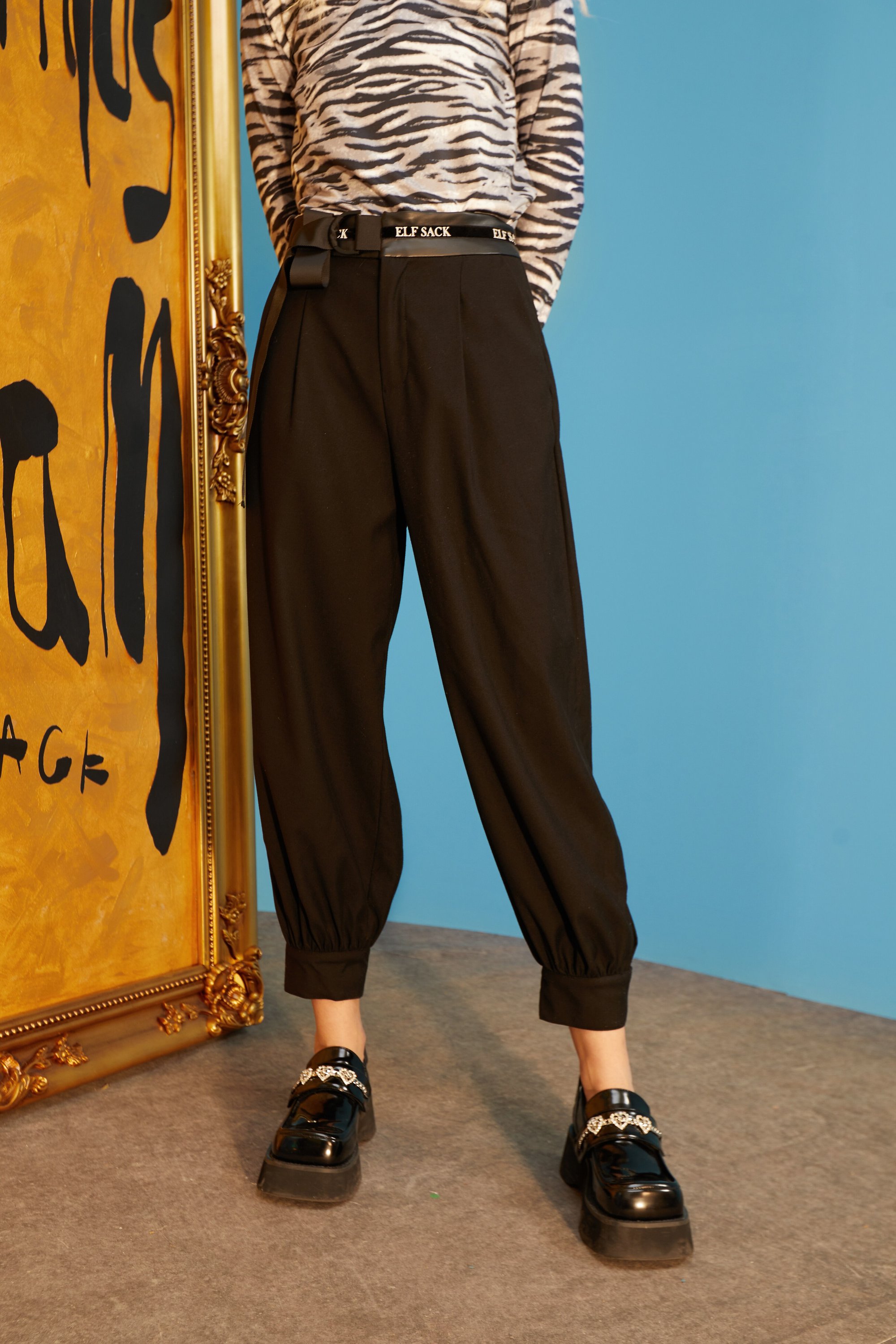 Solid black harem trousers for women, featuring a high waist and elastic closure, perfect for casual wear in spring and autumn.