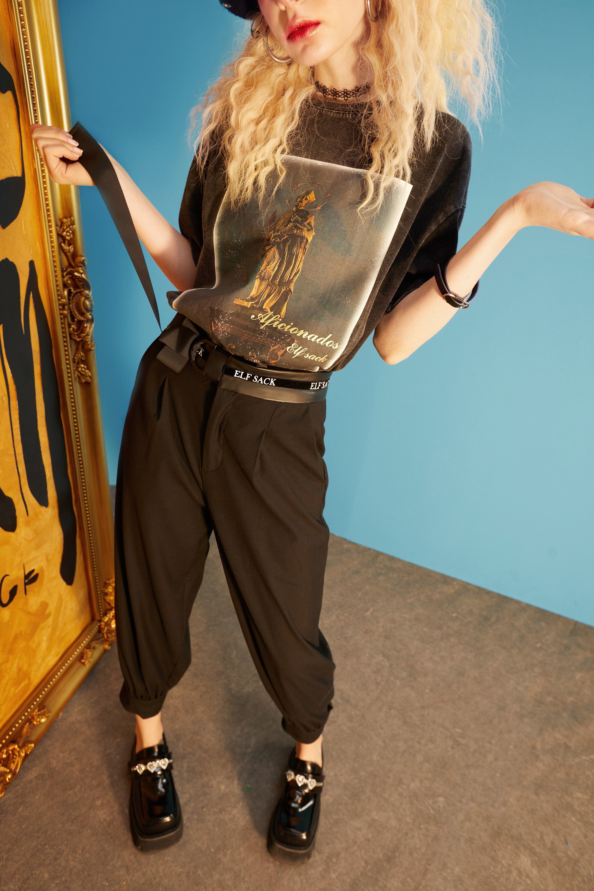 Solid black harem trousers for women, featuring a high waist and elastic closure, perfect for casual wear in spring and autumn.