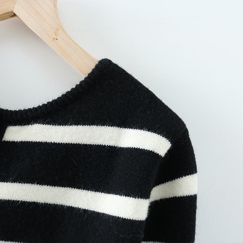 A stylish black and white striped cropped cardigan with long sleeves, perfect for casual spring and autumn wear.