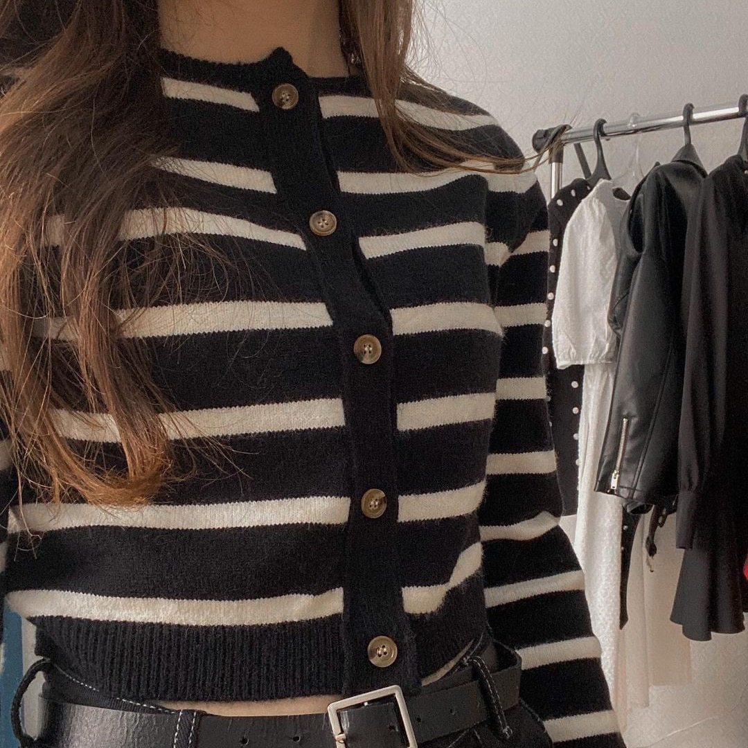 A stylish black and white striped cropped cardigan with long sleeves, perfect for casual spring and autumn wear.