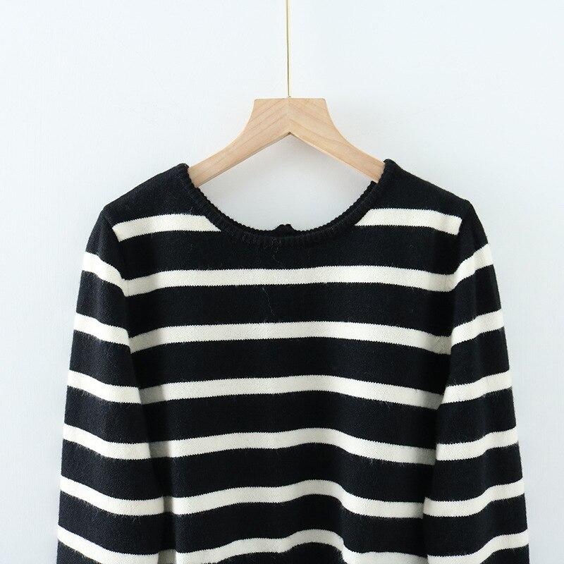 A stylish black and white striped cropped cardigan with long sleeves, perfect for casual spring and autumn wear.