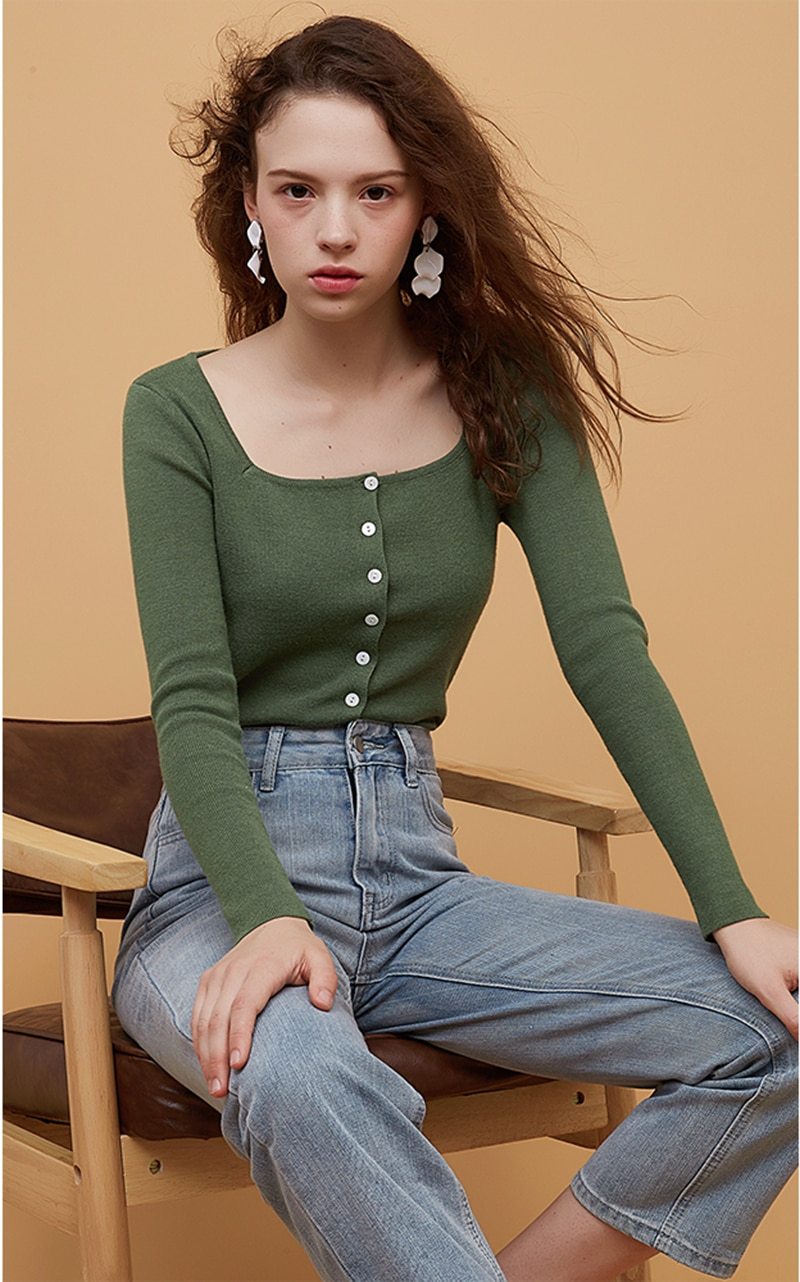 Elegant green blouse for women with a square collar, featuring long sleeves and a stylish design, perfect for spring and autumn wear.