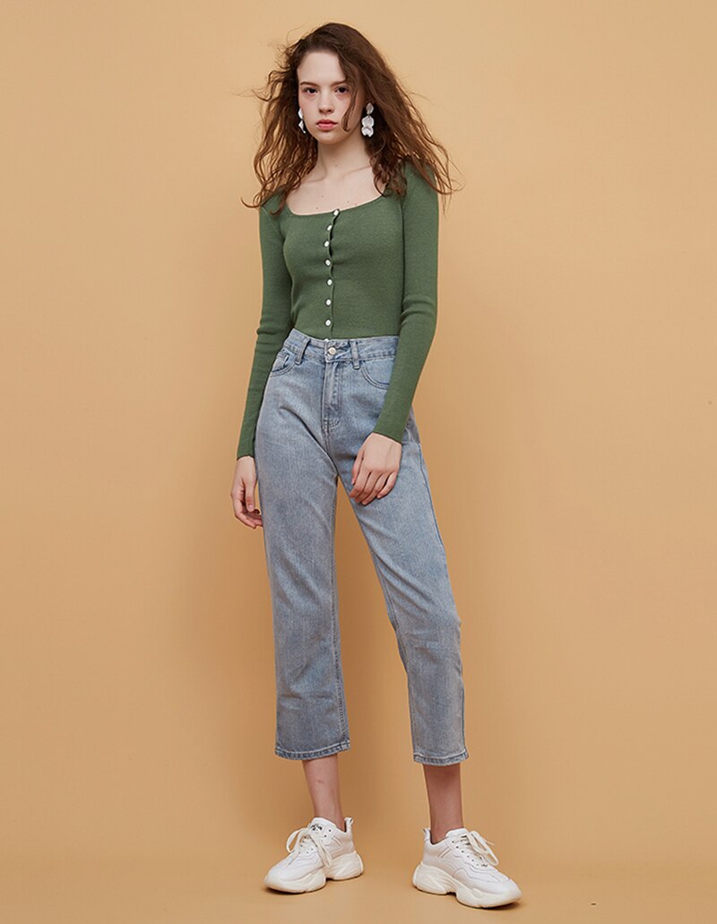 Elegant green blouse for women with a square collar, featuring long sleeves and a stylish design, perfect for spring and autumn wear.