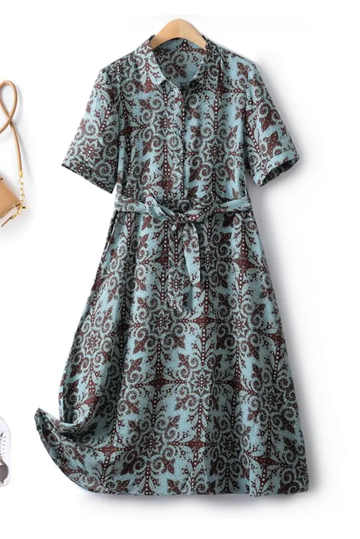 Elegant summer dress for women featuring a trendy vintage design with a turn-down collar, made from soft chiffon fabric.