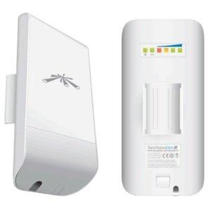 UBIQUITI airMAX Nanostation LOCO M, a sleek outdoor CPE device with pole mounting kit, designed for high-speed internet connectivity.