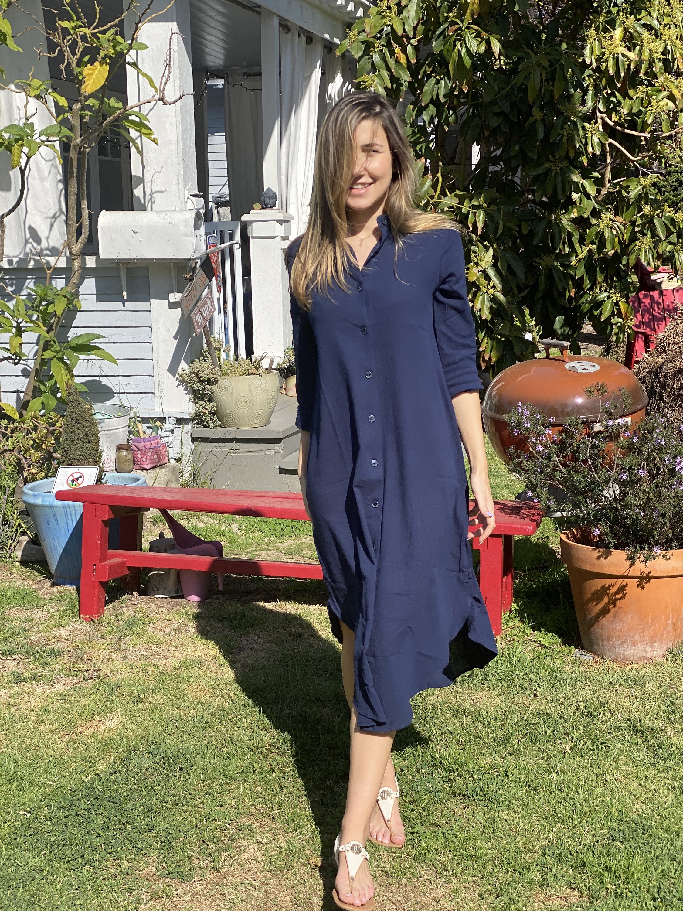 Navy Della Shirt Dress made of lightweight cotton-voile, featuring adjustable buttons and a loose fit.