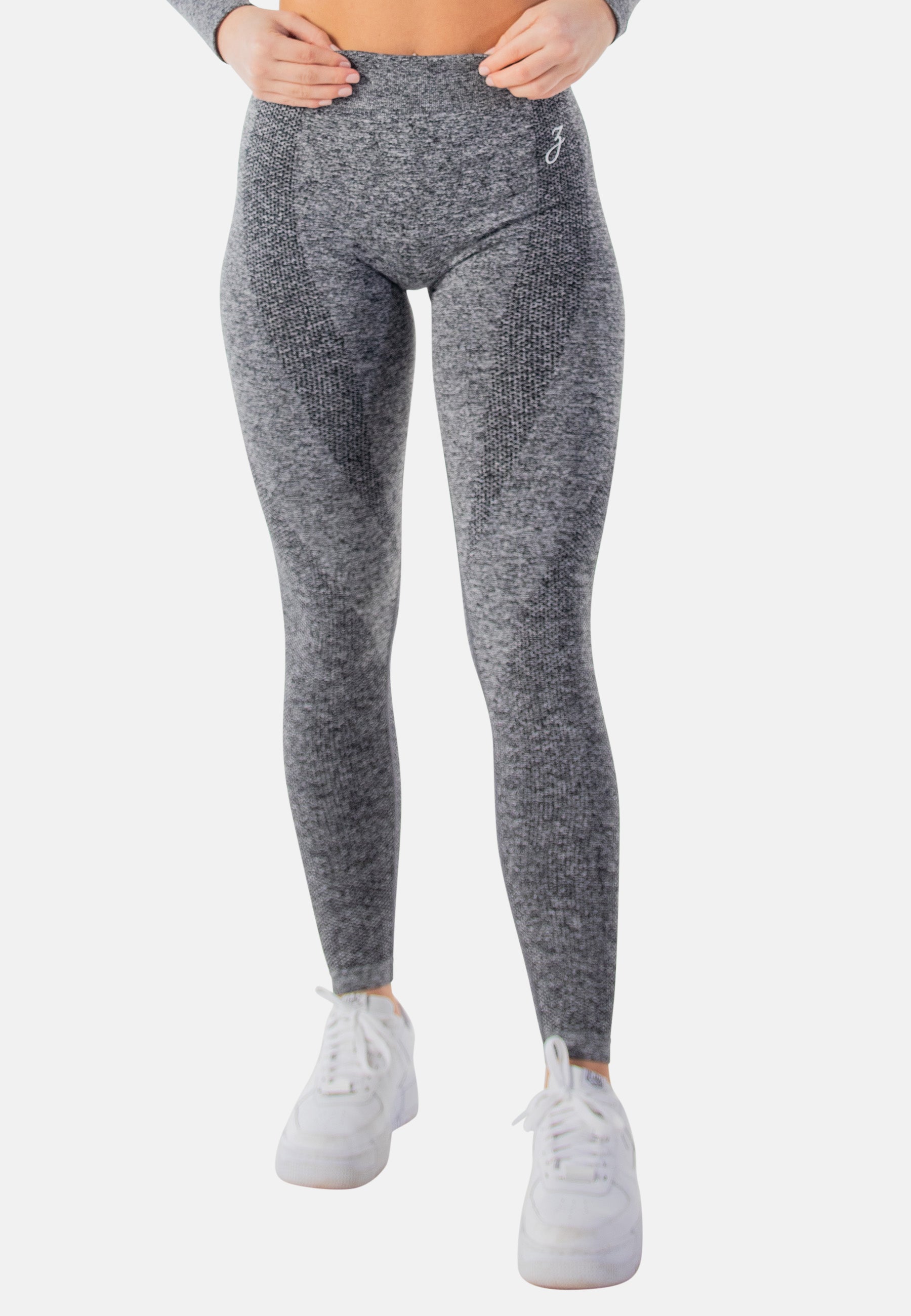 Graue Damen Leggings Dynamic mit hohem Bund, figurbetont und nahtlos verarbeitet, ideal für Sport und Entspannung.