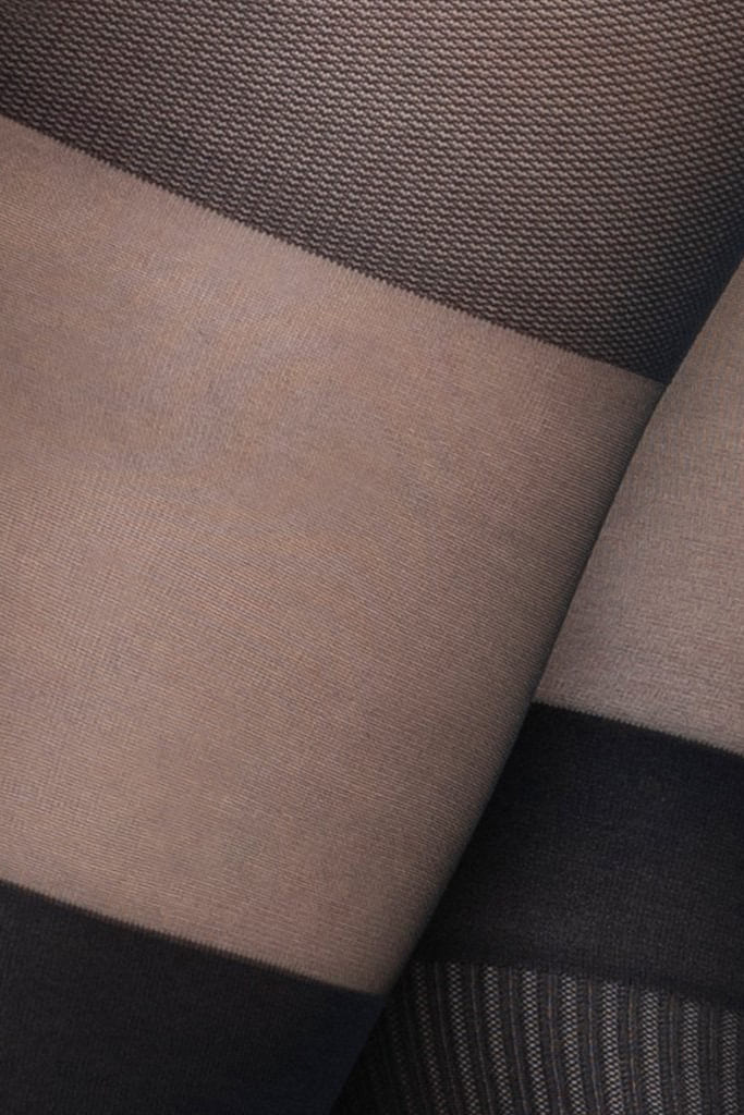 Collants effet trompe-l'œil en polyamide recyclé, semi-opaques avec large côtes et voile fin, créant un look élégant et moderne.