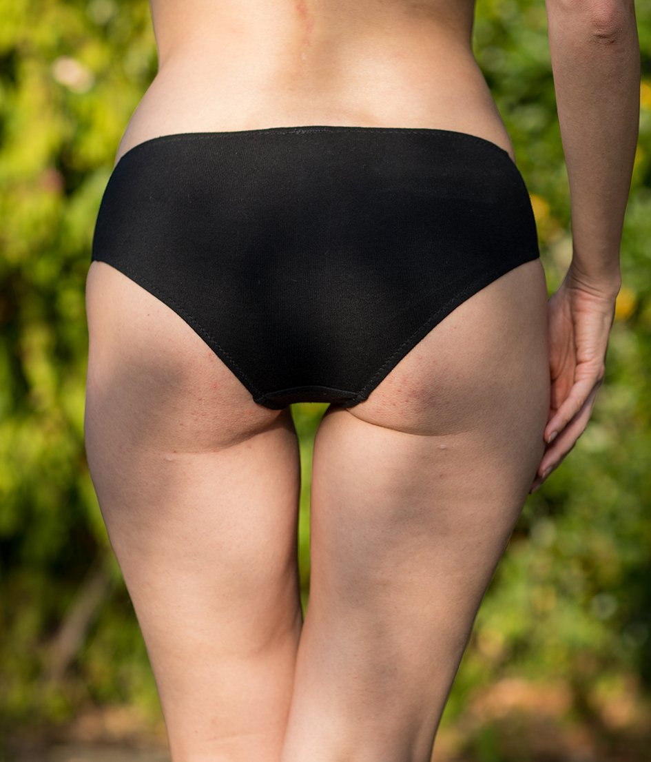 Shorty Onyx noeud en coton bio avec tulle italien sur les côtés, petit nœud noir, élégant et confortable.