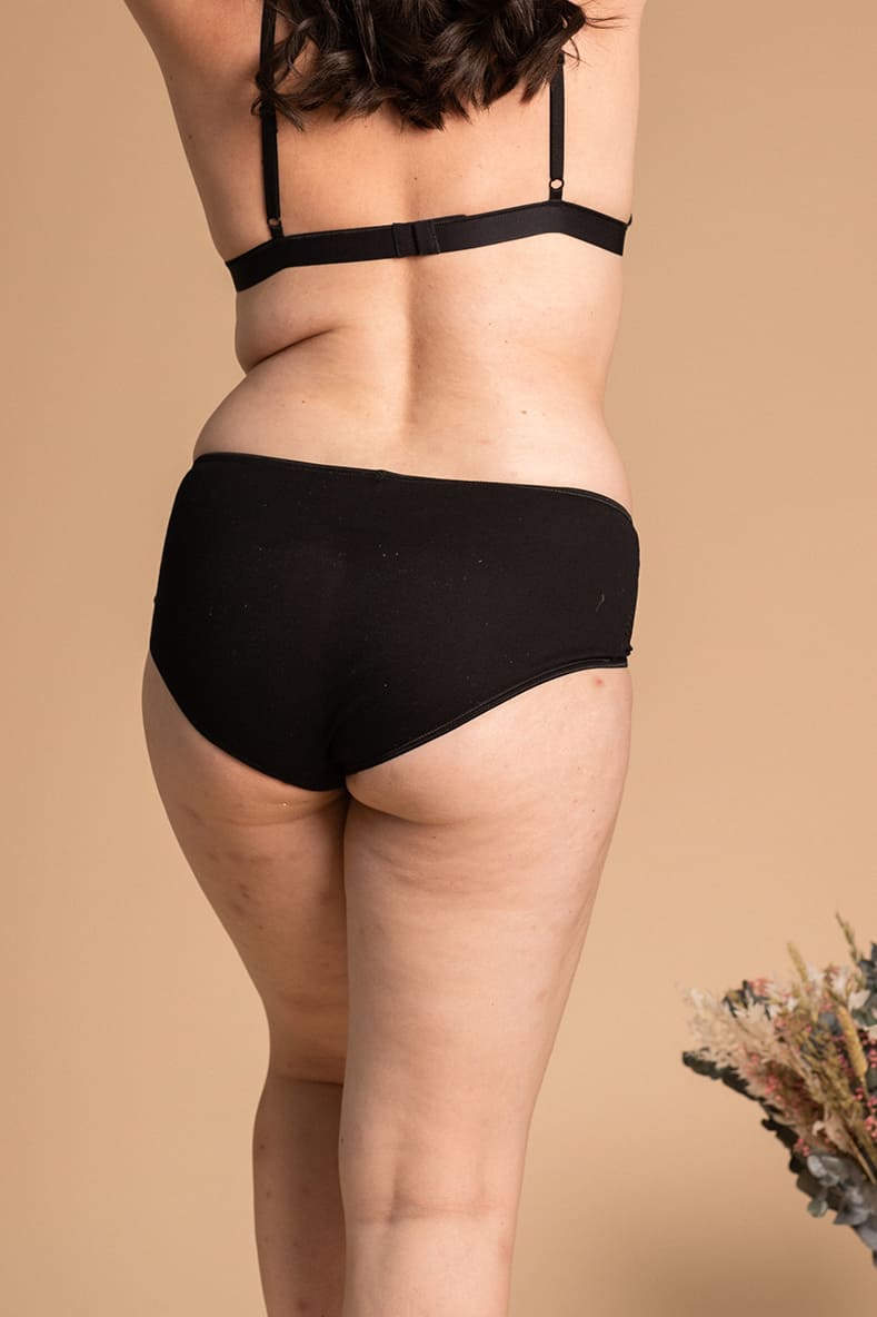 Shorty Savannah Noir featuring elegant lace detailing and a high-waisted design, perfect for everyday comfort and style.