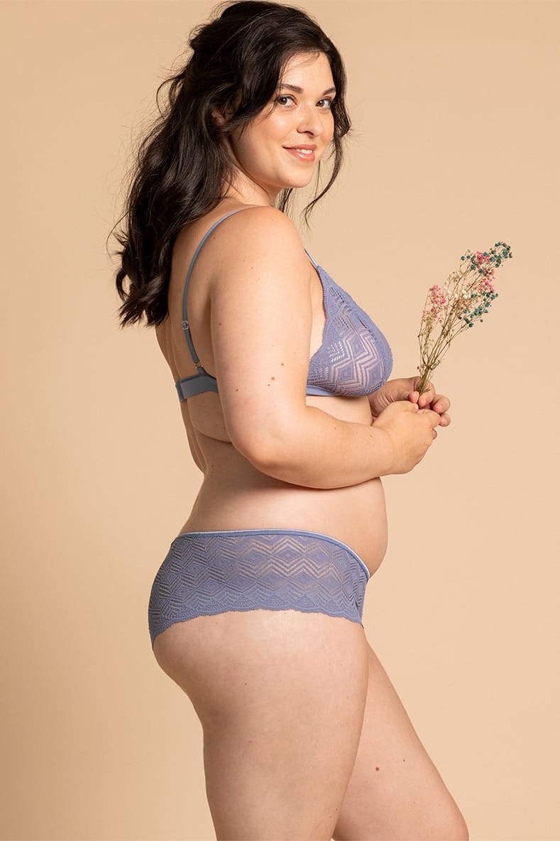 Soutien-gorge triangle Dawa myosotis en dentelle recyclée, couleur bleu délicat, sans armature, avec motifs géométriques.