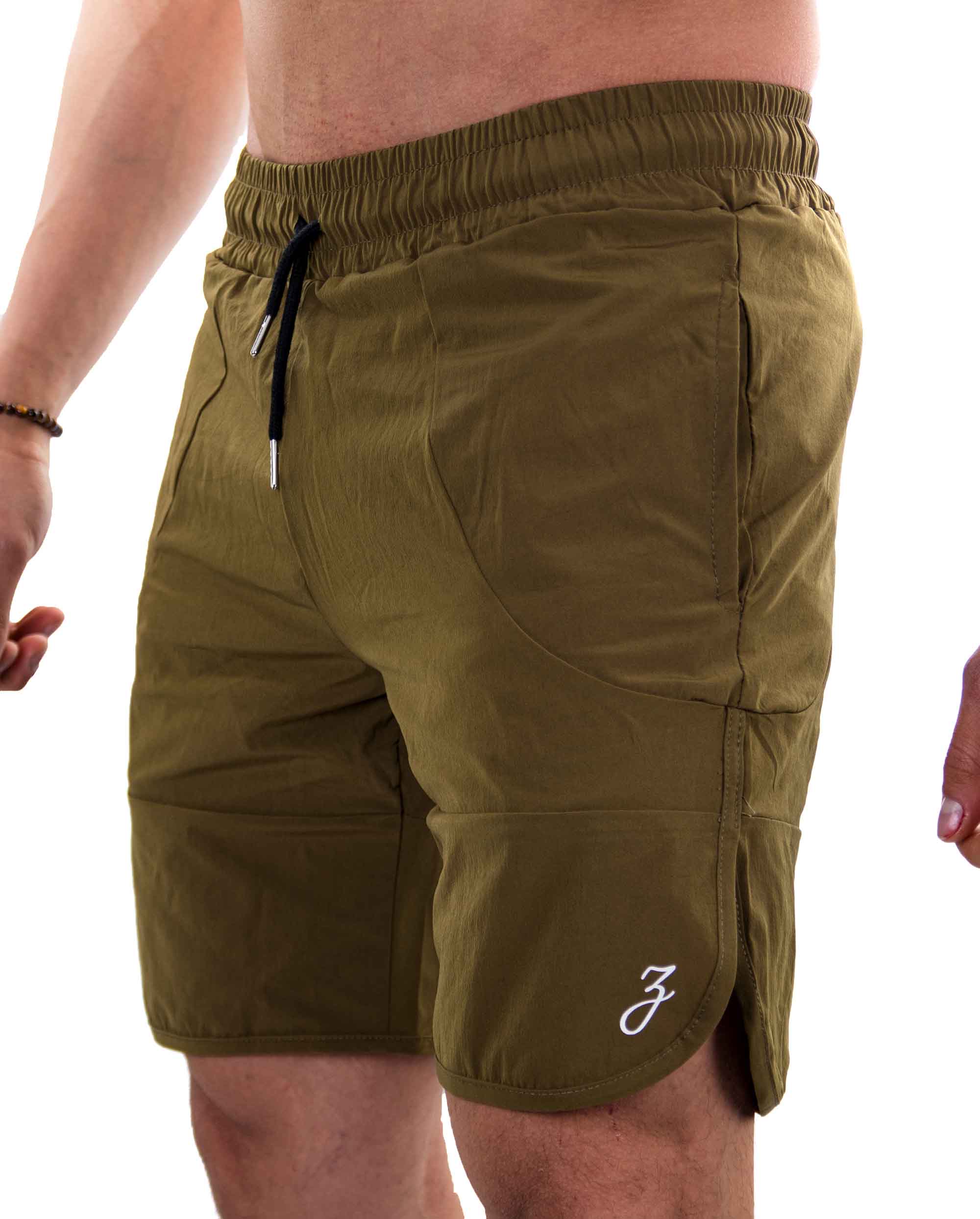 Stylische grüne Herren Shorts aus der DYNAMIC Kollektion, ideal für Sport und Freizeit, aus Polyester und Spandex gefertigt.