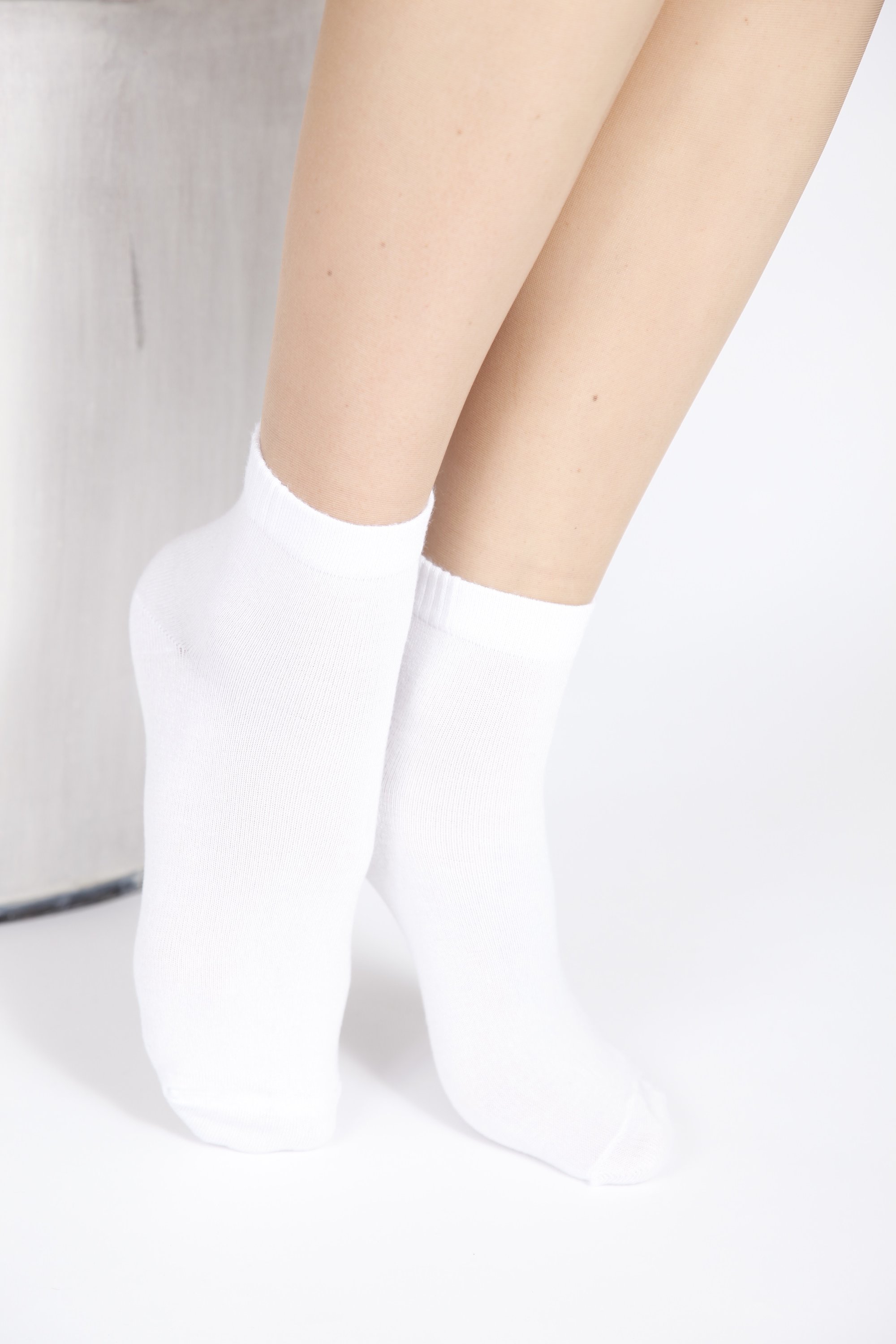 BAMBUS women's white socks made from bamboo viscose, featuring a low-cut design for comfort and style.