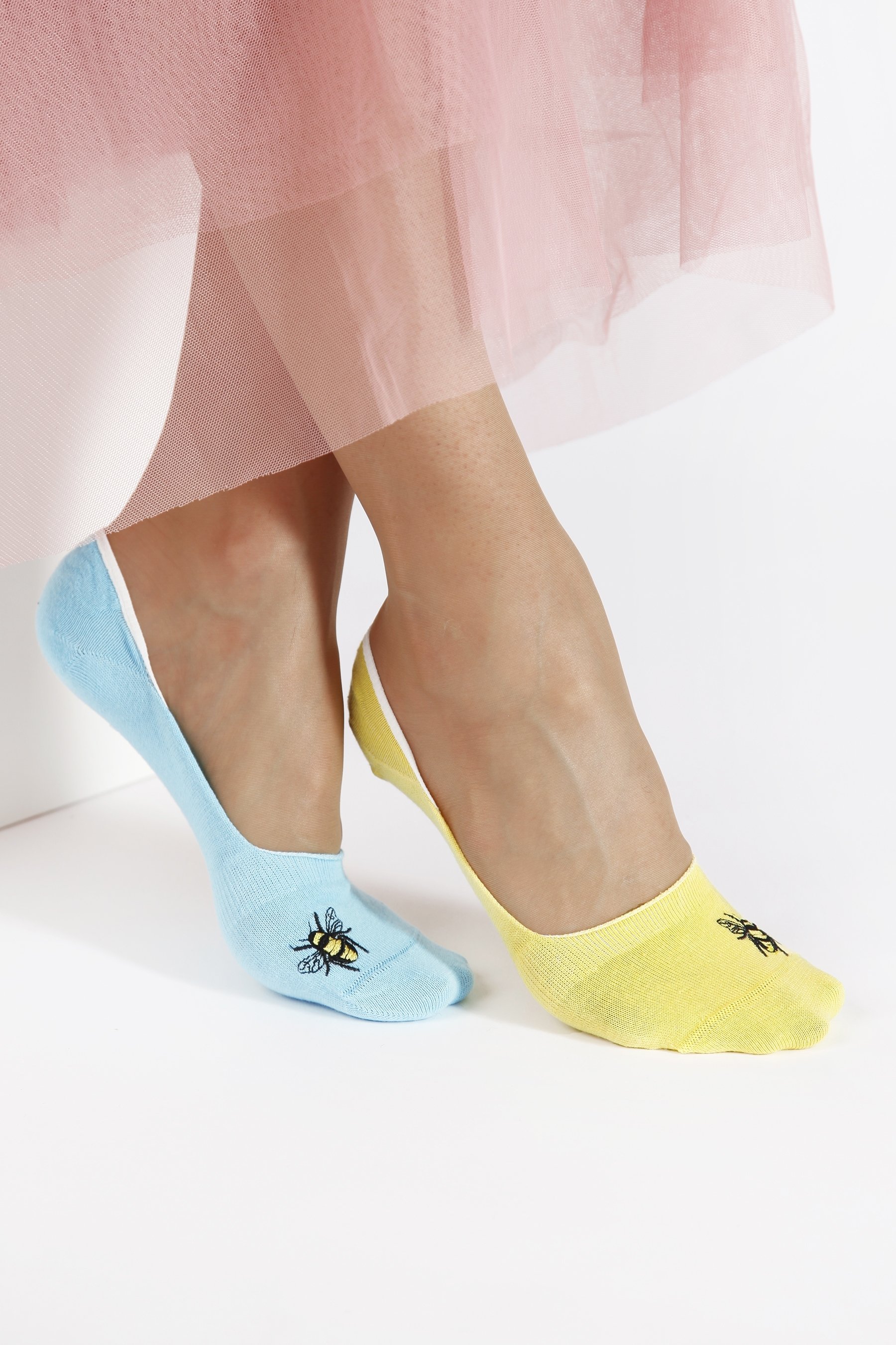 BEE cotton steps socks in yellow and blue with a knitted bee design and silicone heel for comfort.