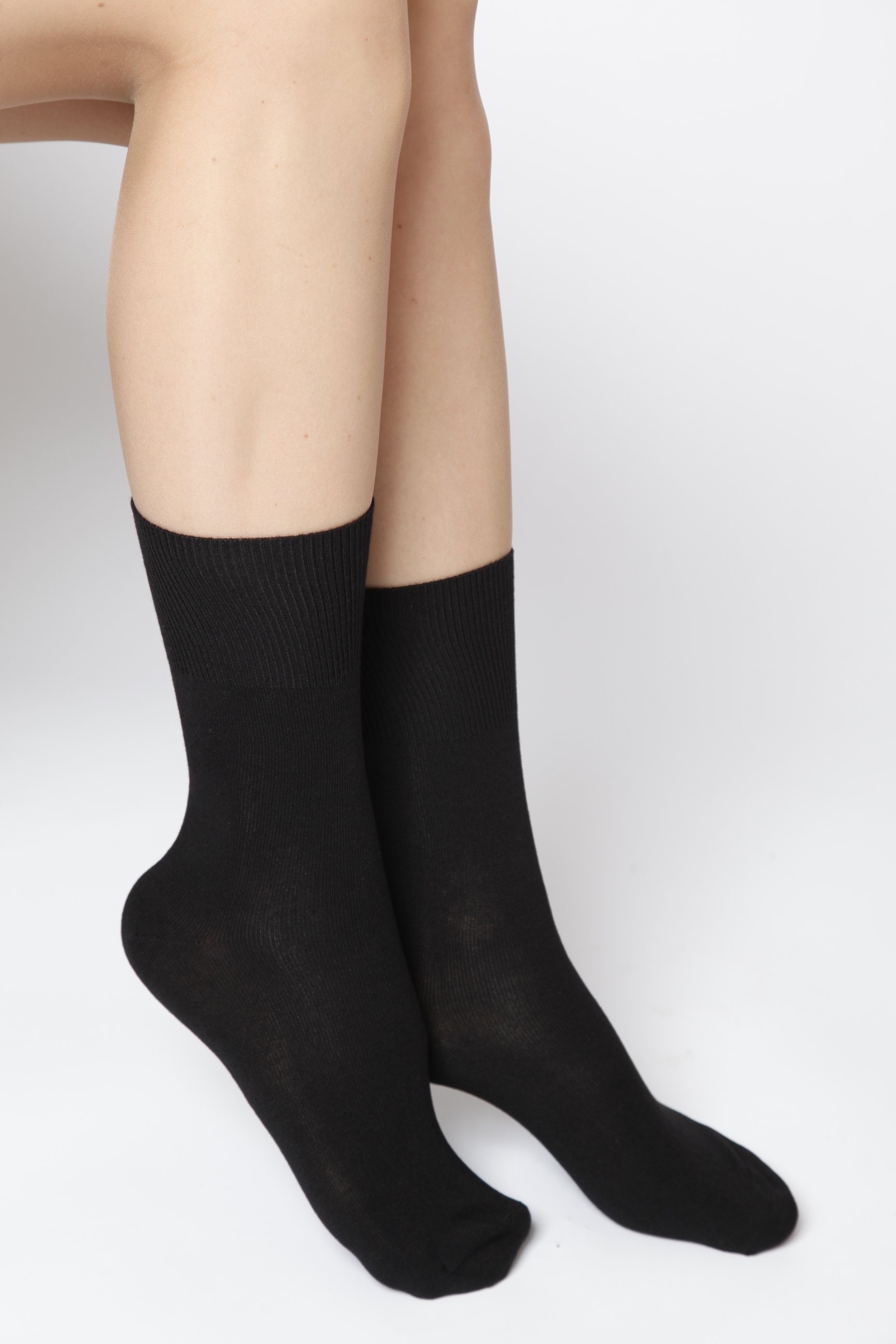 Black medical diabetics socks SIENNA designed for comfort and breathability, featuring antibacterial properties and seamless design.