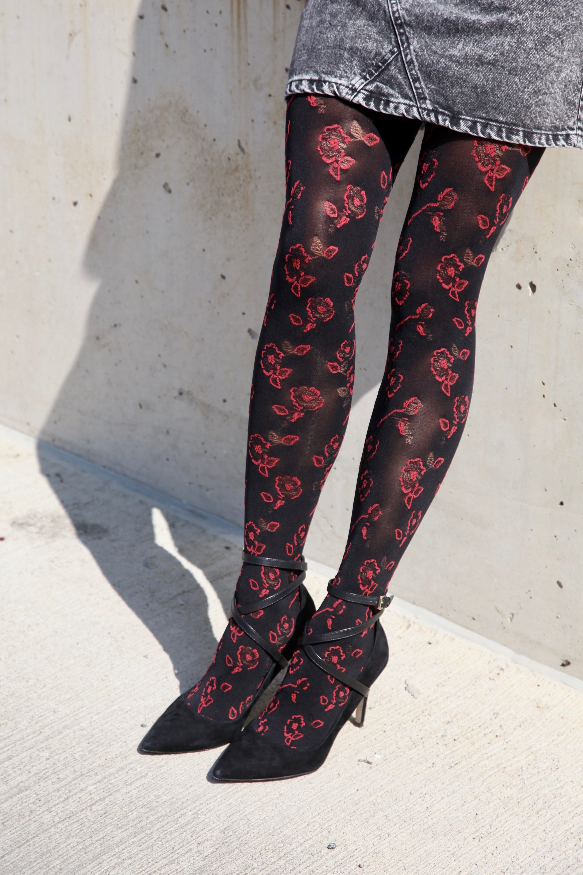 BUFFY black 60DEN women's tights featuring beautiful red floral patterns, showcasing elegance and style.