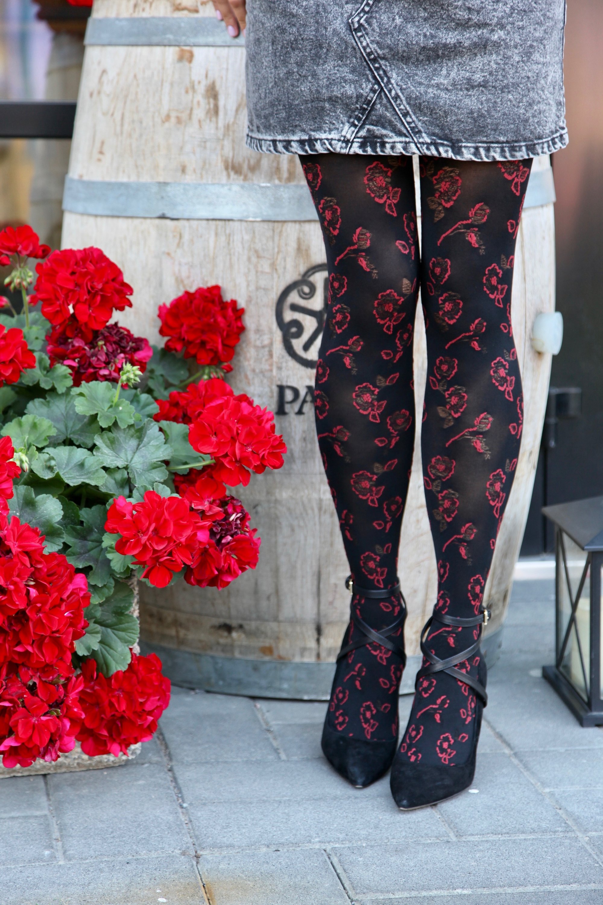 BUFFY black 60DEN women's tights featuring beautiful red floral patterns, showcasing elegance and style.