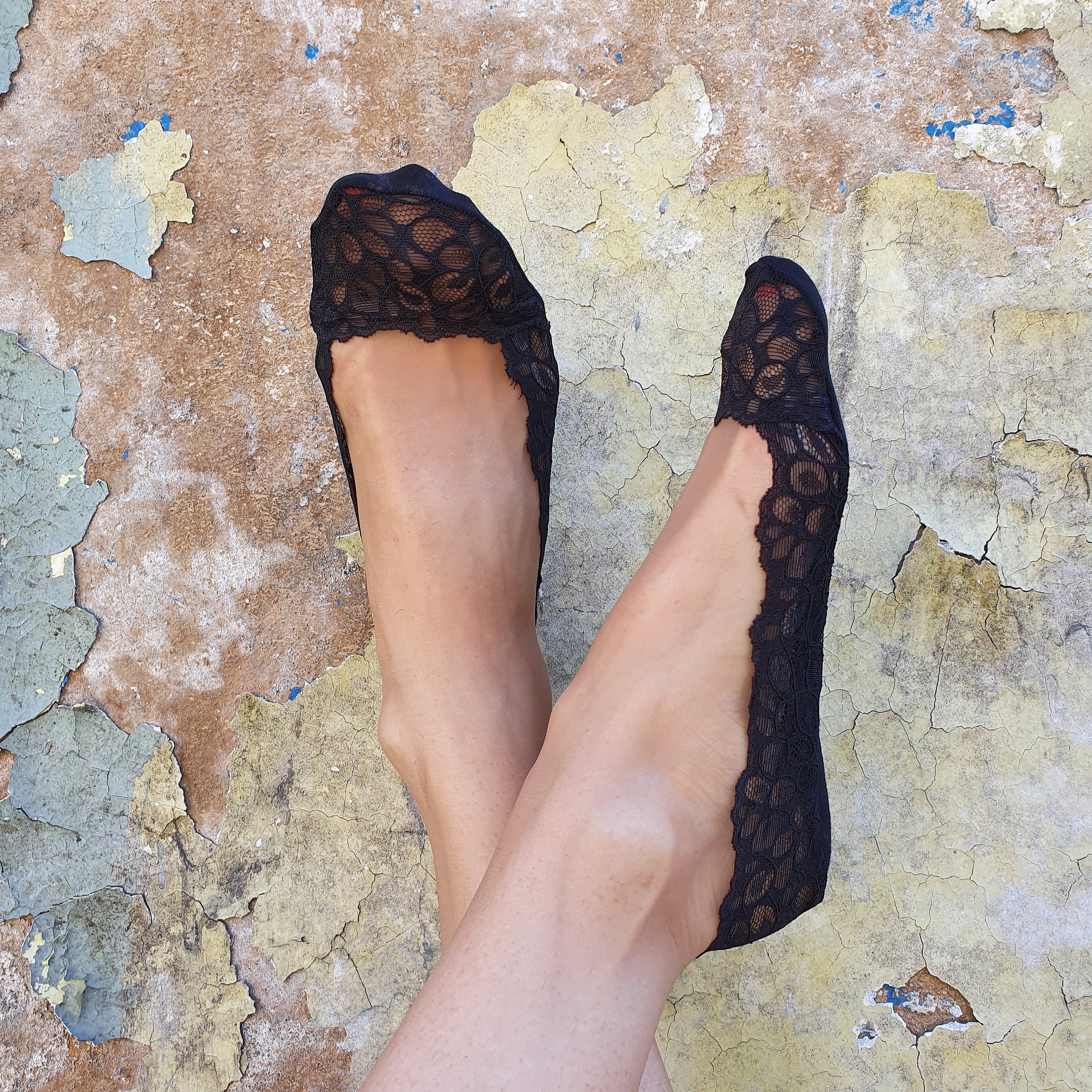 DALLAS black lacy steps featuring silicone edges and non-slip grips, designed for women's comfort and style.