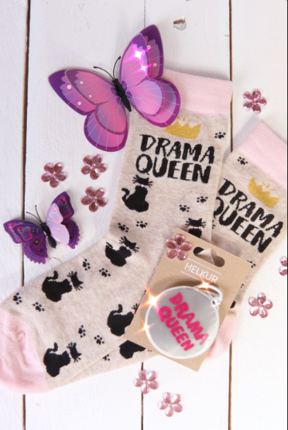 DRAMA QUEEN set featuring pink cotton socks and a reflector with bold text, perfect for stylish comfort and safety.