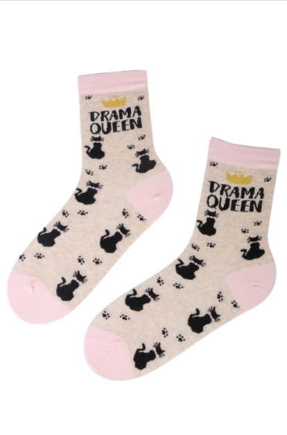 DRAMA QUEEN set featuring pink cotton socks and a reflector with bold text, perfect for stylish comfort and safety.