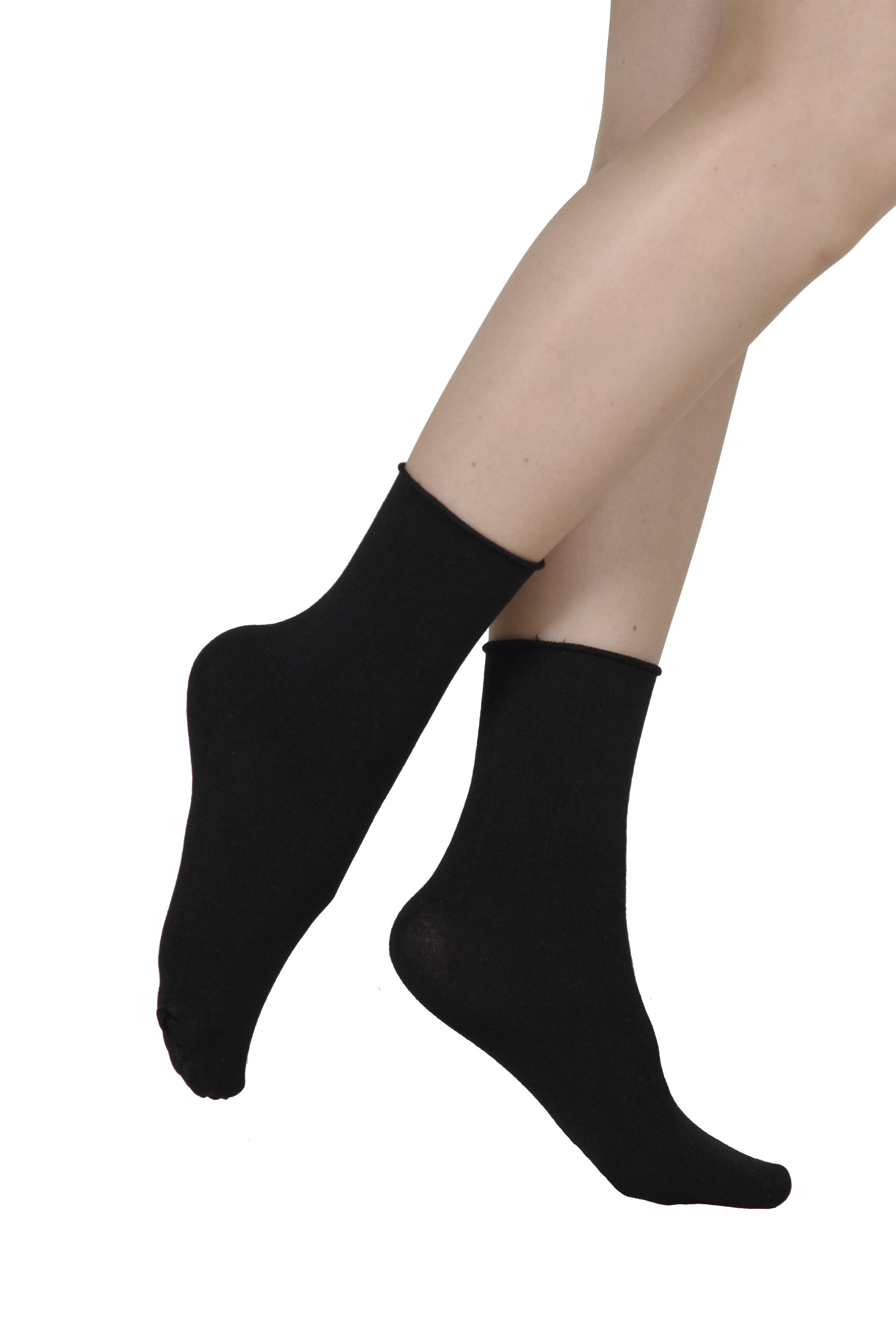 ELENA black socks made with silk, featuring a soft texture and comfortable non-compressing cuff, ideal for stylish wear.