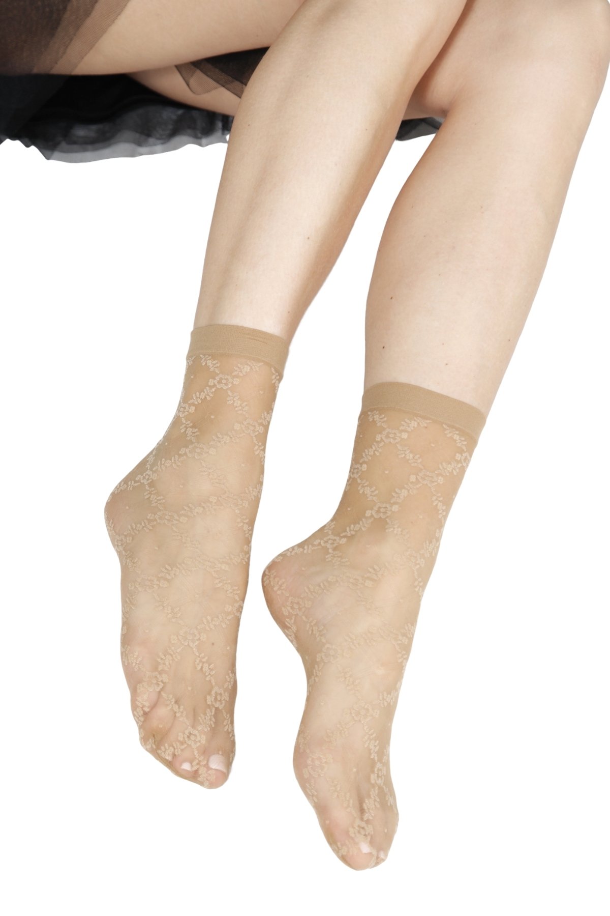 ETTORE 20DEN sheer beige socks featuring a simple ornament pattern, made of polyamide and elastane.