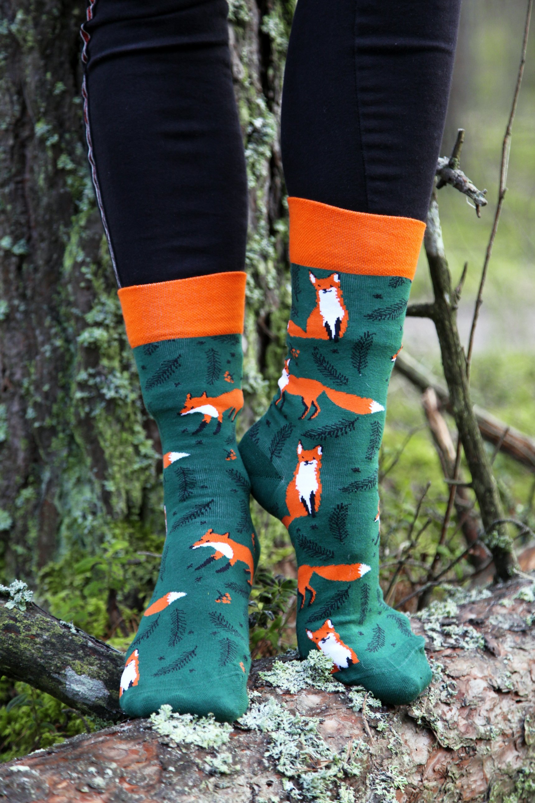 A pair of dark green cotton socks featuring a playful knitted fox pattern, suitable for both men and women.