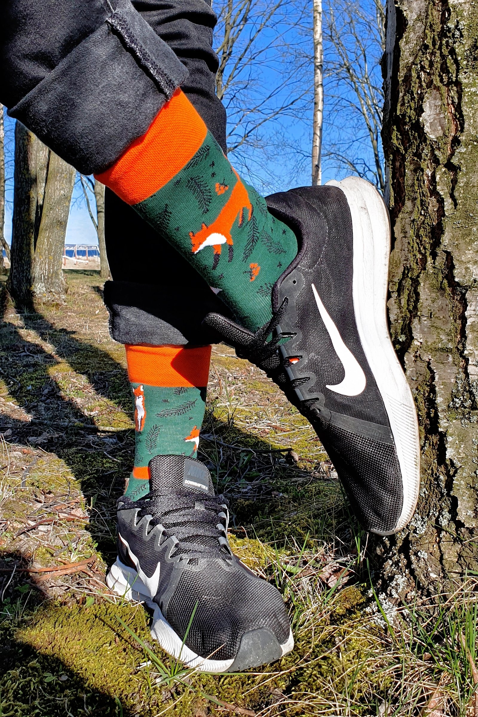 A pair of dark green cotton socks featuring a playful knitted fox pattern, suitable for both men and women.